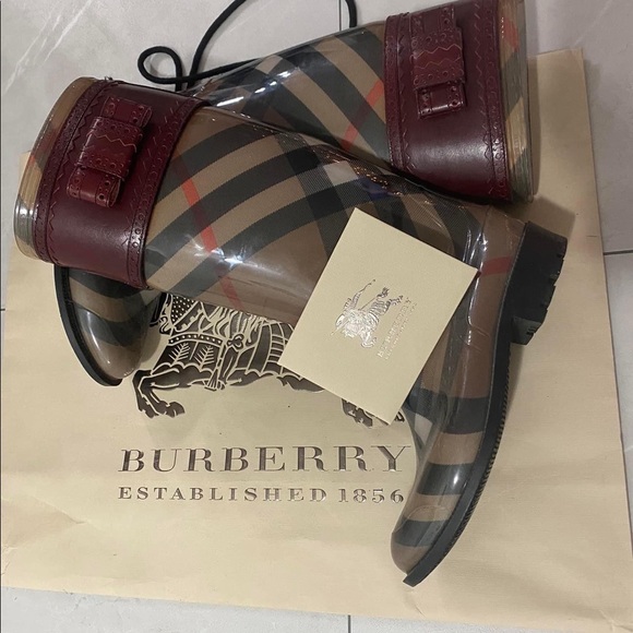 Burberry Limited edition rain boots - Picture 2 of 2